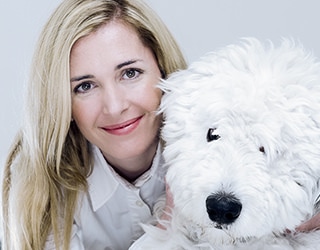 Tierarztpraxis Besserer: Dr. met. vet. Katerine Besserer mit Hund